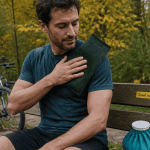froid ou chaud sur contracture, sportif applique bouillotte épaule