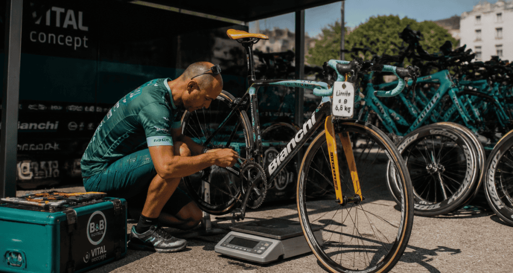 poids vélo tour de france mécanicien balance