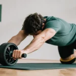 Abdominaux roue : posture correcte et buste gainé