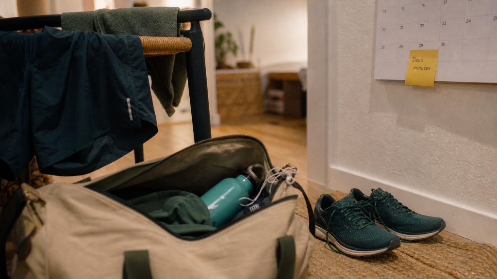 Comment se motiver à faire du sport : sac, chaussures et écouteurs prêts à s’entraîner