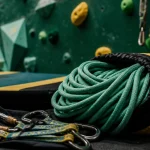 Materiel escalade : corde, crash pad et mousquetons pour la sécurité