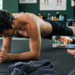 Ventre plat et abdos : homme en gainage filmé en salle
