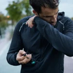 Écouteurs pour courir : maintien fiable, IP55/IP68, oreille libre en piste humide