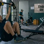 Endurance de force en séries longues : coureur sangle et barre de tirage en salle de sport