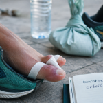 Entorse orteil : strapping et glace, gros orteil gonflé