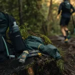 Gilet hydratation noir avec flasques souples et maintien sans rebond sur sentier