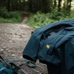 Pantalon pour randonnée technique softshell dans un parking de départ humide
