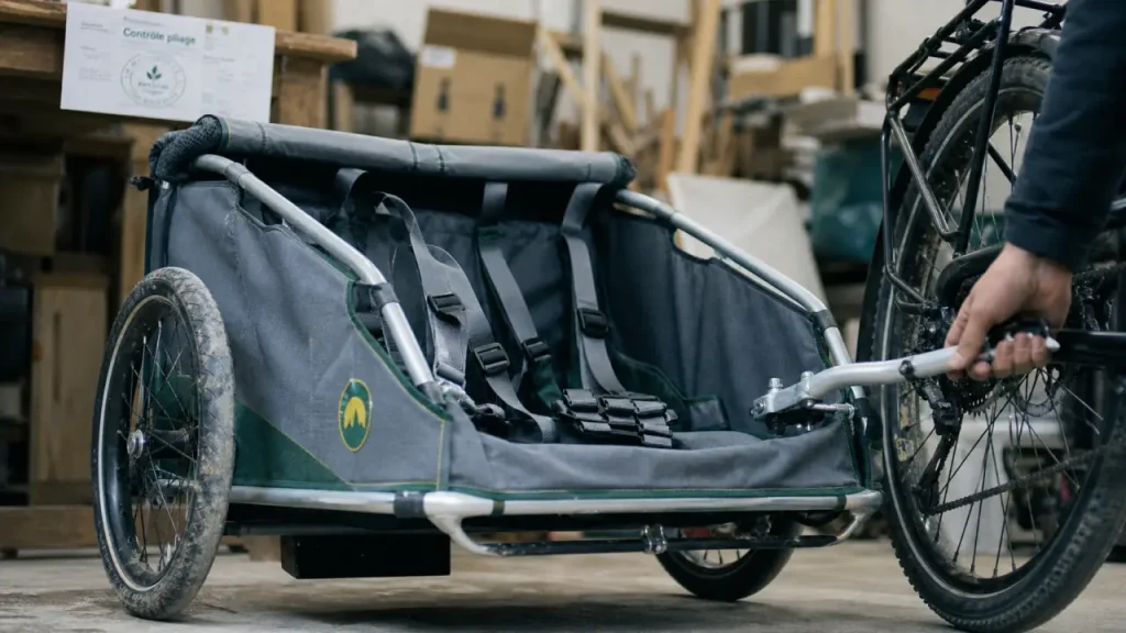 Remorque vélo pliante : choisir le bon modèle pour un enfant, un chien ou du matériel