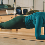 Tenue pour pilates : legging et haut ajustés en studio, gainage sur tapis
