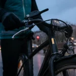 Équipement vélo obligatoire : freins, feux et casque pour enfant