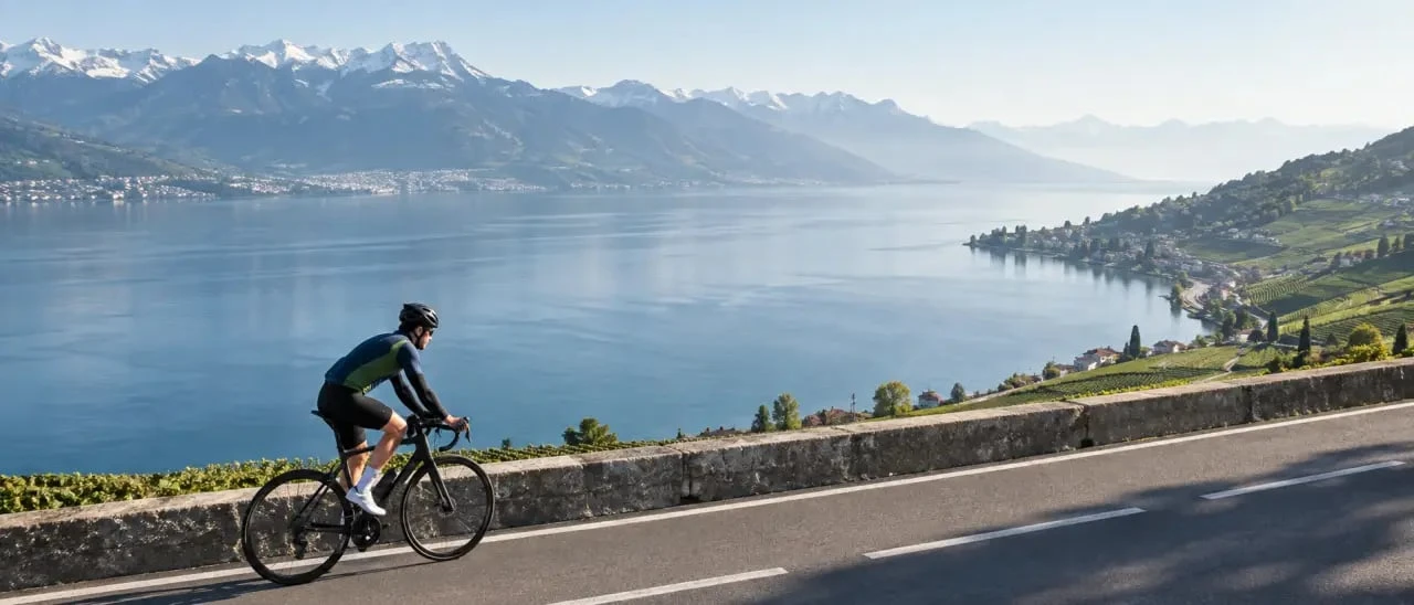 Tour velo lac leman avec vue panoramique sur le lac et les Alpes