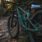 Meilleur vtt electrique : VTTAE tout-suspendu en sous-bois humide, boue et racines