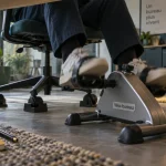 Pedaler au bureau : mini pédalier discret sous un bureau, plan rapproché