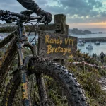Rando bretagne vtt : VTT boueux au port, Bretagne, au lever du jour